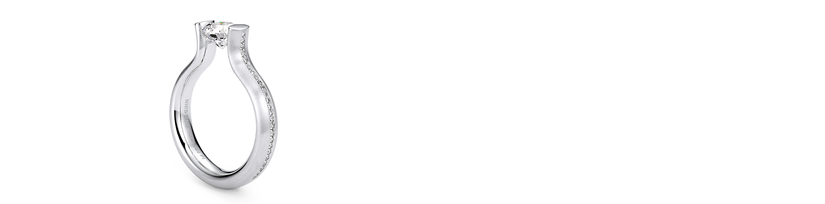 手を高く伸ばして