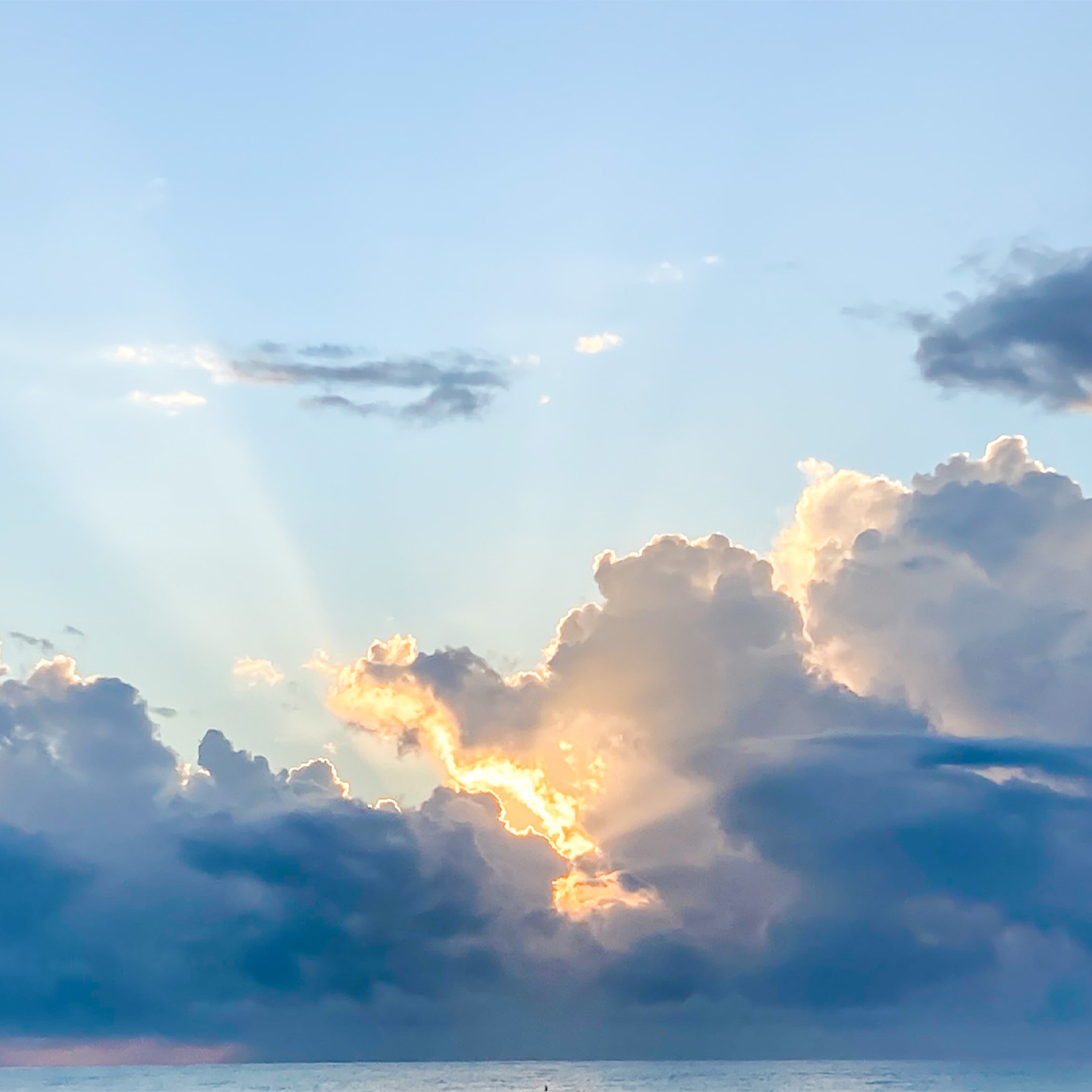 浮かぶ雲が生み出す幻想的な魅力