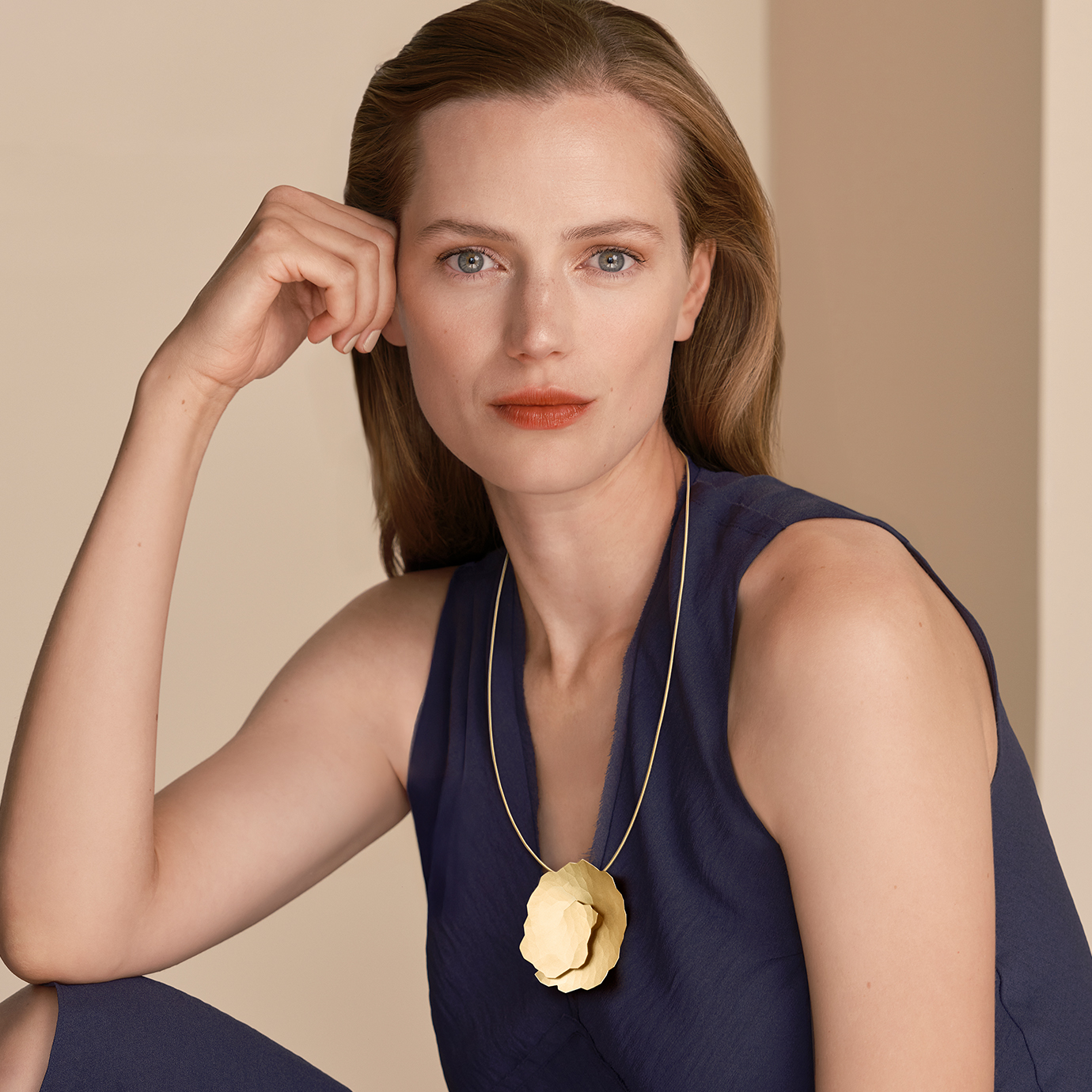 ペンダントを浮かび上がらせるステージ