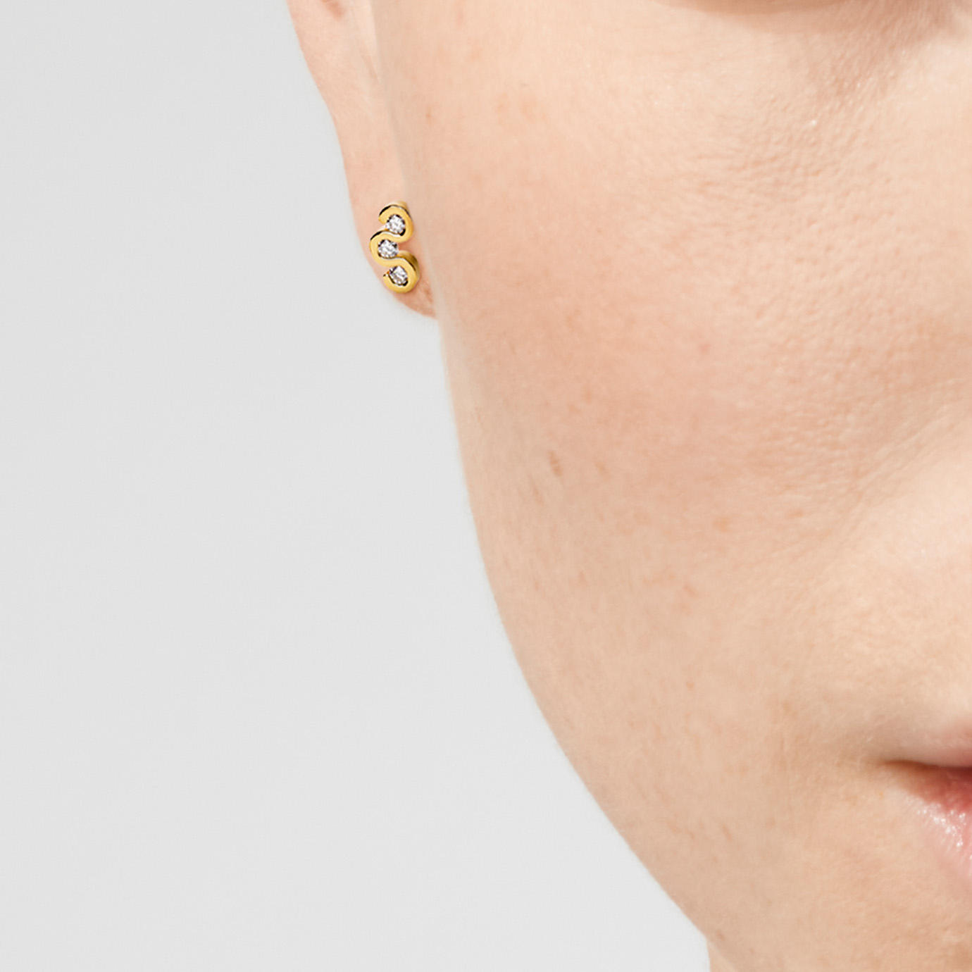 まばゆいばかりに輝く波