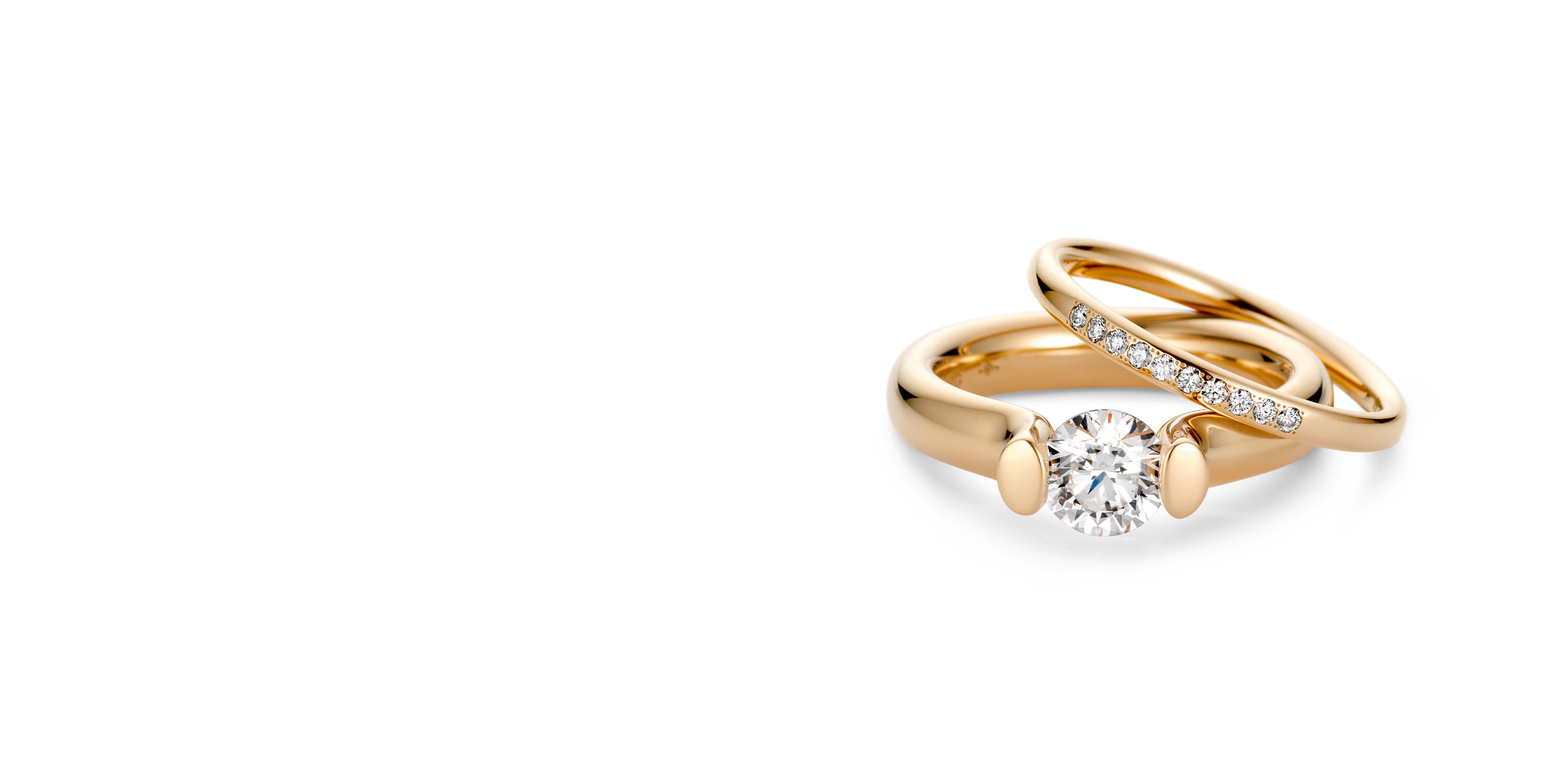 指の軌道を回る輝く星々
