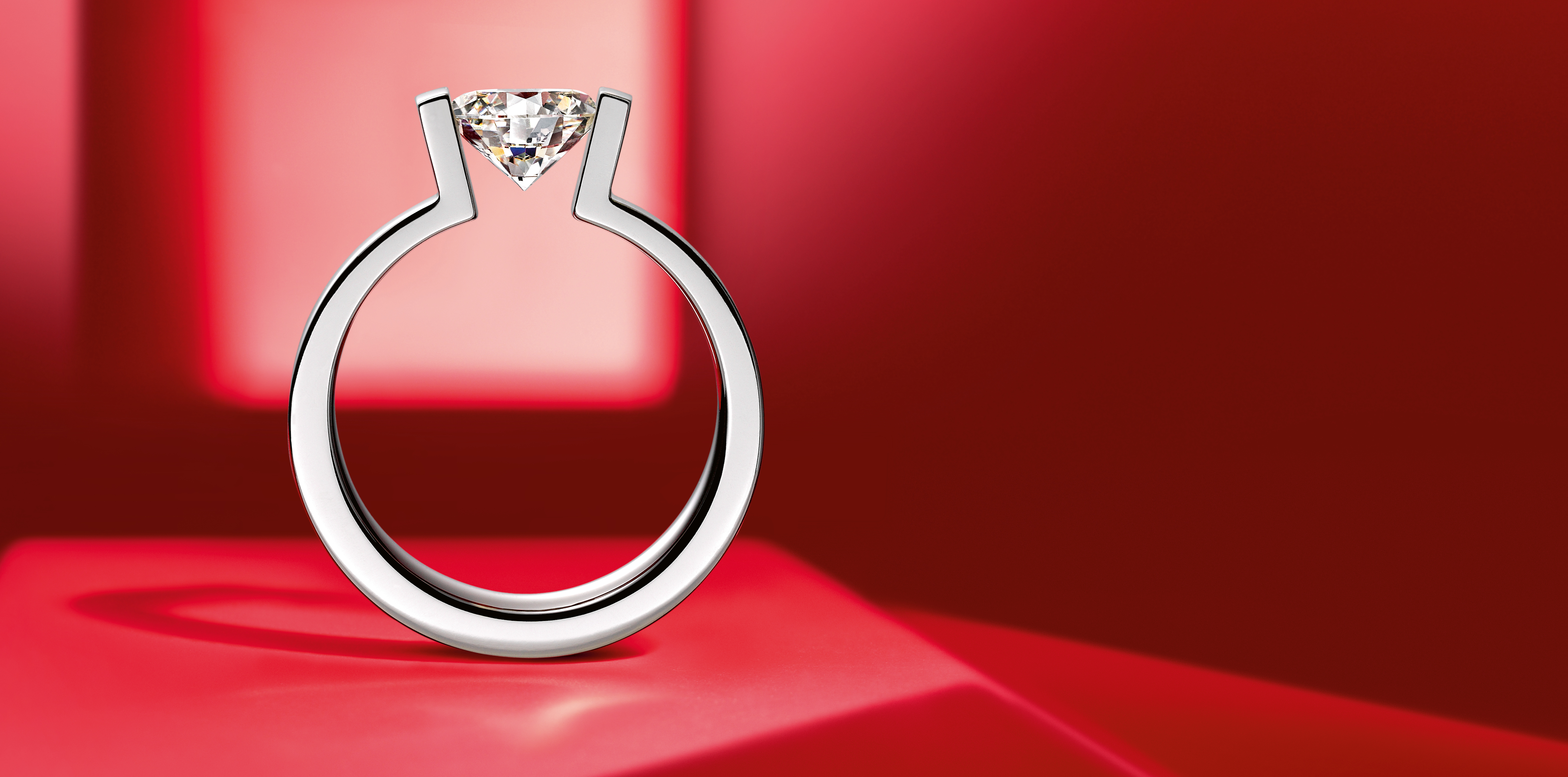 スポットライトを浴びるダイヤモンド
