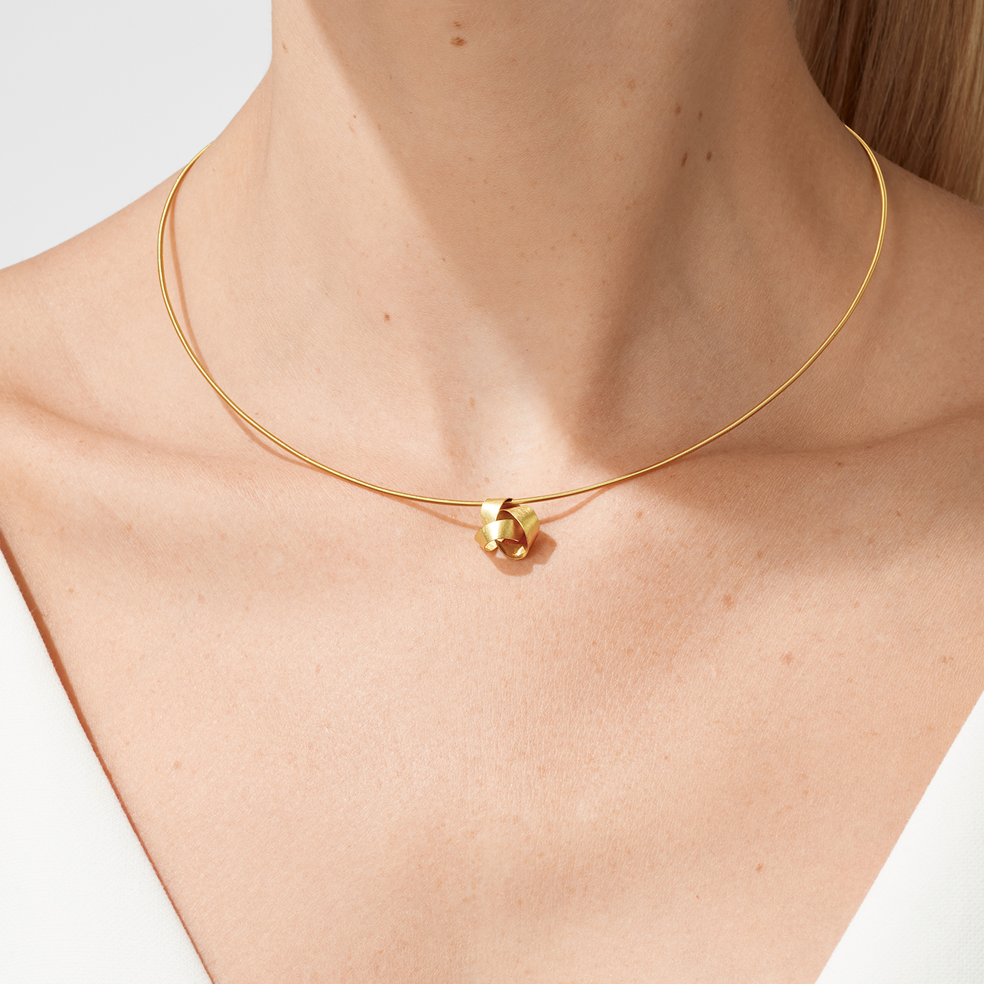 光に満ちた繊細な彫刻
